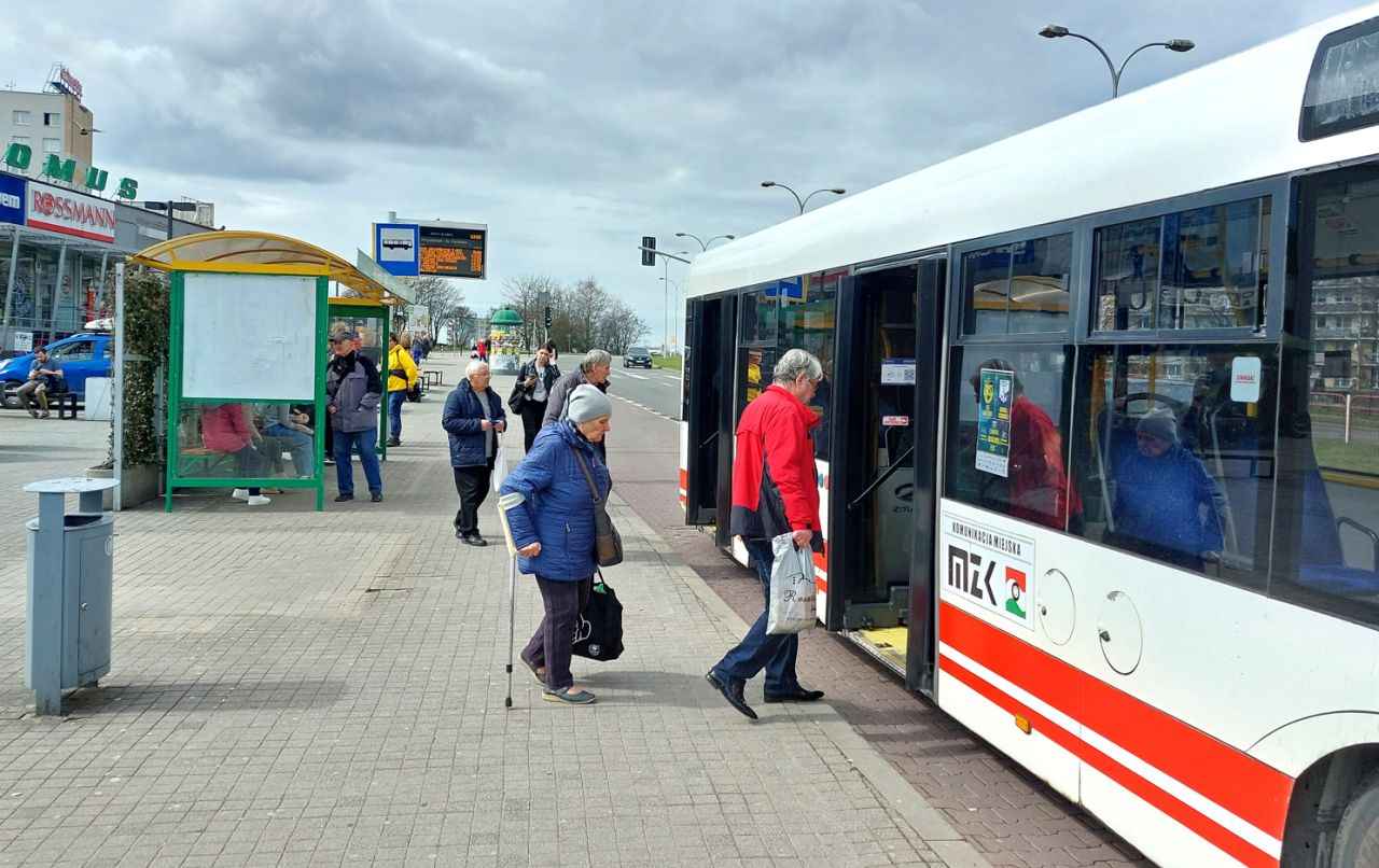 Na zdjęciu: Autobus MZK na przystanku